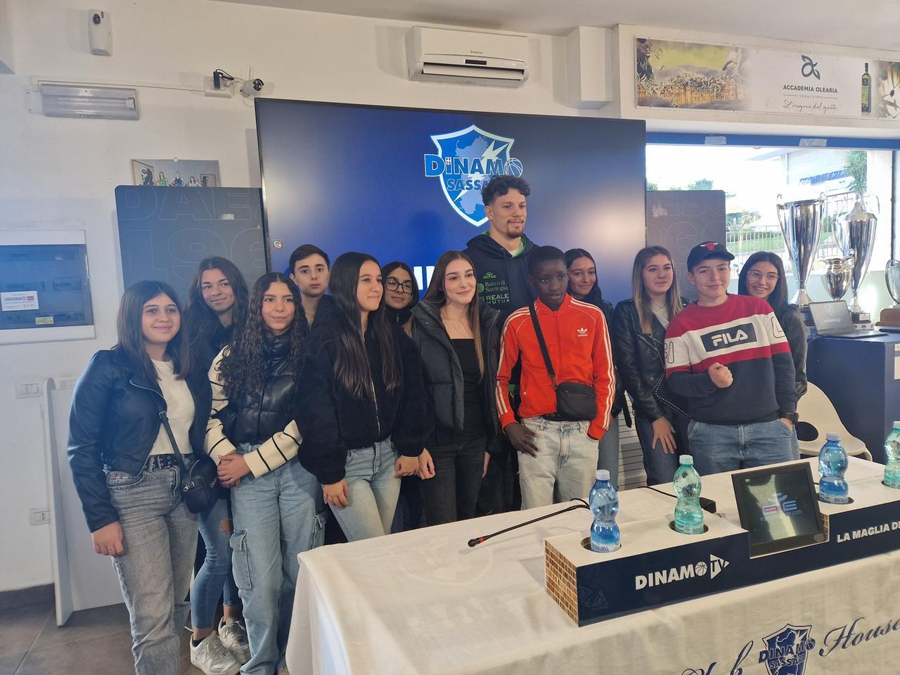 
	<strong>Giovanni Veronesi </strong>con gli studenti dell'Istituto Margherita di Castelv&igrave;

