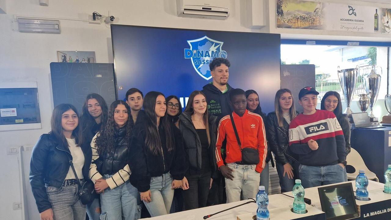 <strong>Giovanni Veronesi </strong>con gli studenti dell'Istituto Margherita di Castelvì