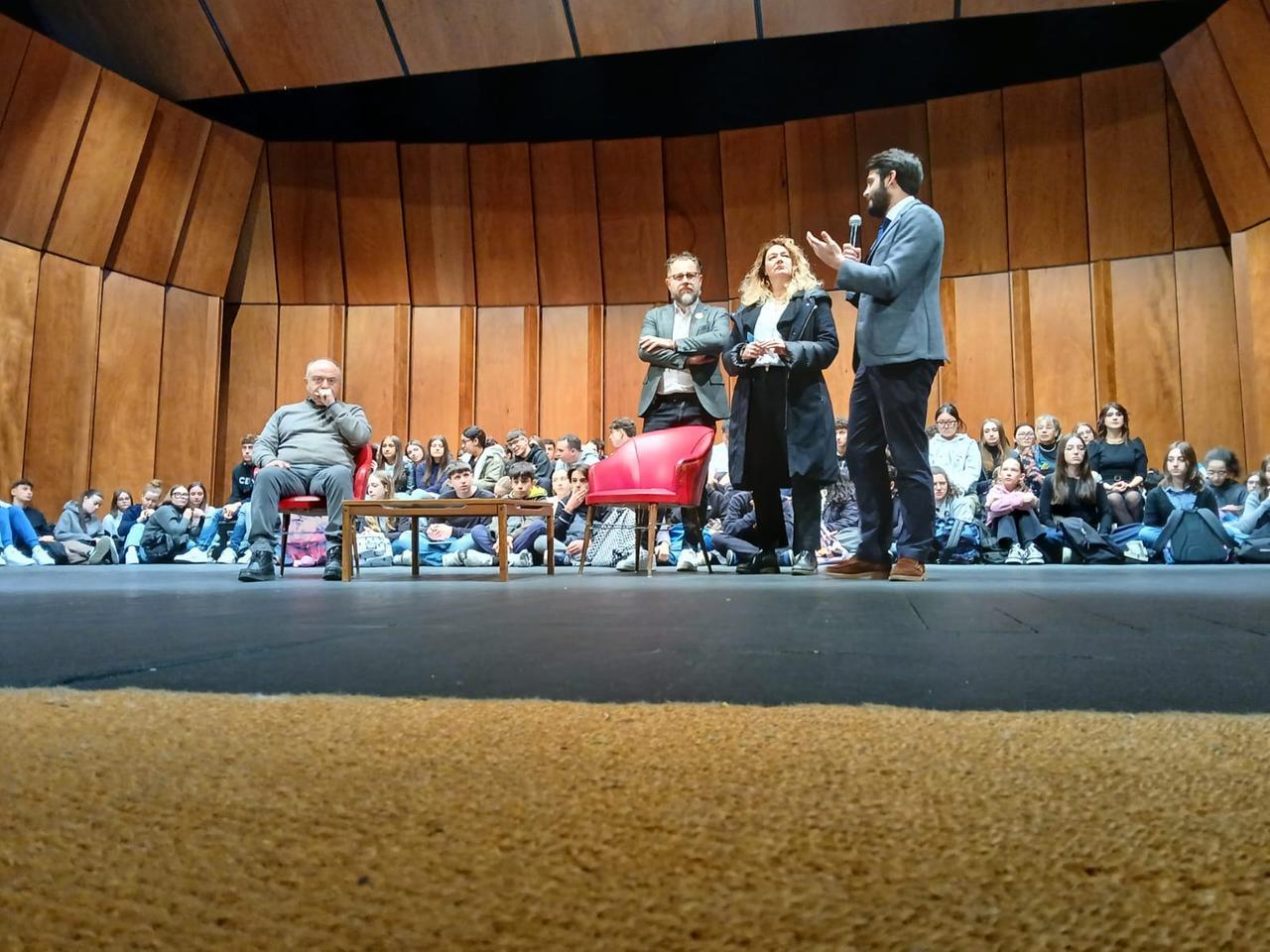 
	Il procuratore Nicola Gratteri sul palco del Politeama con la sindaca Ilaria Bugetti e il presidente del consiglio comunale Lorenzo Tinagli

