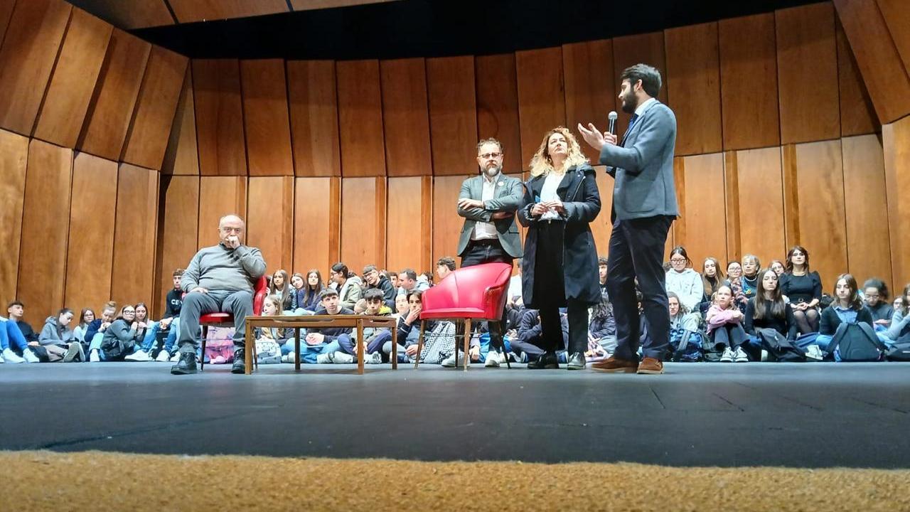 Il procuratore Nicola Gratteri sul palco del Politeama con la sindaca Ilaria Bugetti e il presidente del consiglio comunale Lorenzo Tinagli