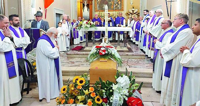 Serramazzoni, don Franco muore in povertà e i parrocchiani pagano il funerale