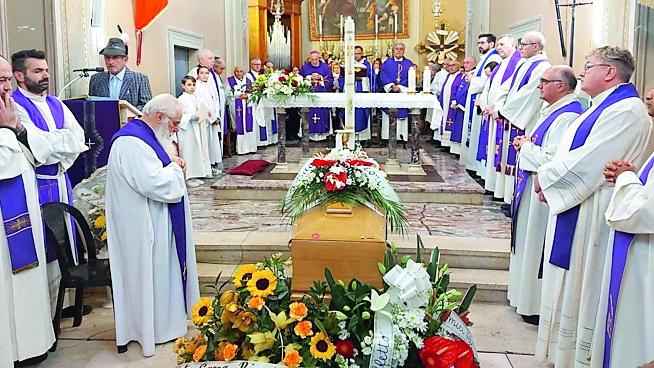 Serramazzoni, don Franco muore in povertà e i parrocchiani pagano il funerale