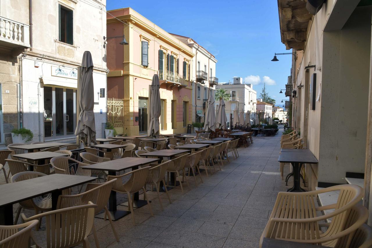 Olbia, Nizzi sui tavolini vuoti al Corso: «Chi chiude i locali liberi la strada»