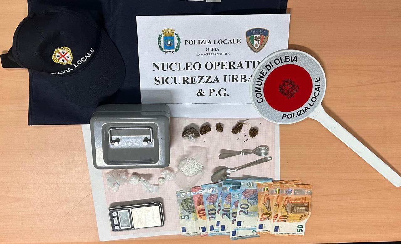 Olbia, spaccio di droga in un appartamento del centro storico: denunciata una donna