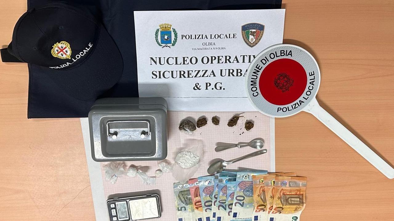 Olbia, spaccio di droga in un appartamento del centro storico: denunciata una donna