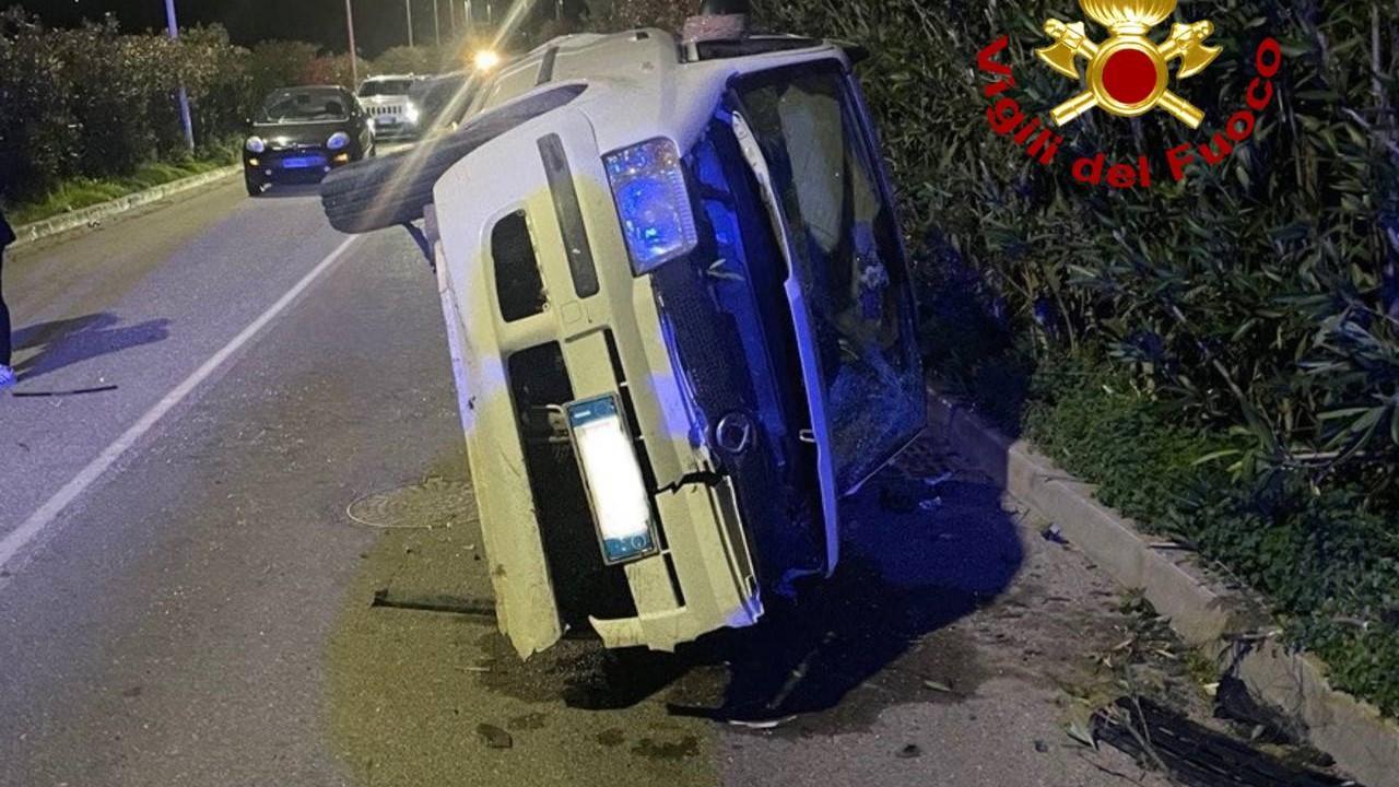 Scontro frontale, un’auto si ribalta