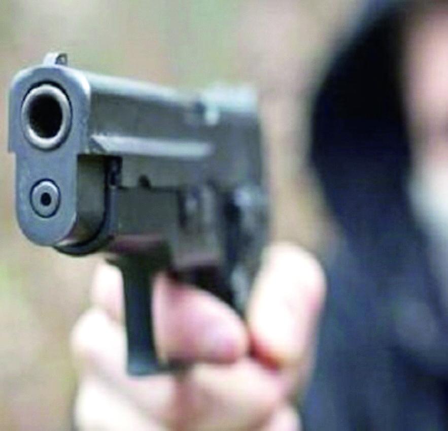 Farmacista picchiata dai rapinatori con la pistola