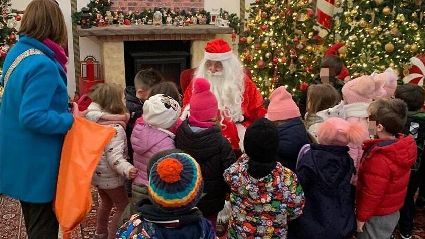 Livorno, gli elfi conquistano Villa Fabbricotti: arriva Babbo Natale in carrozza