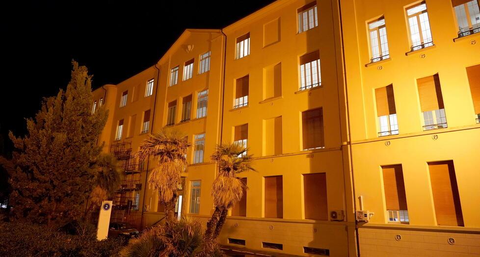 Nella foto il 2° padiglione illuminato: è sede del reparto di Medicina