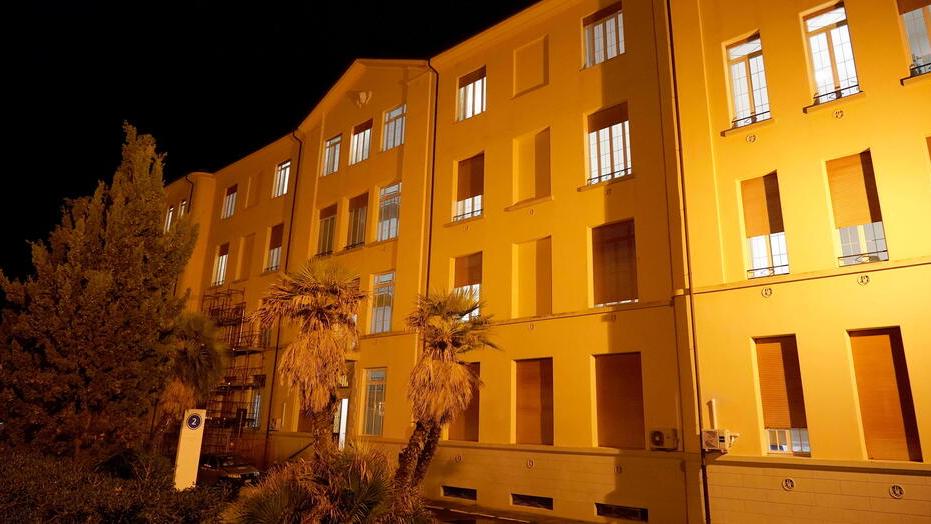 Nella foto il 2° padiglione illuminato: è sede del reparto di Medicina