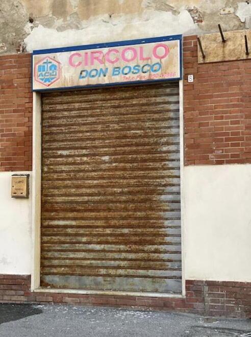 Nella foto la saracinesca abbassata della sede del circolo Don Bosco di via Ivizza chiusa ormai dal 23 marzo 2023