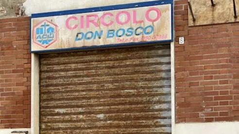 Nella foto la saracinesca abbassata della sede del circolo Don Bosco di via Ivizza chiusa ormai dal 23 marzo 2023