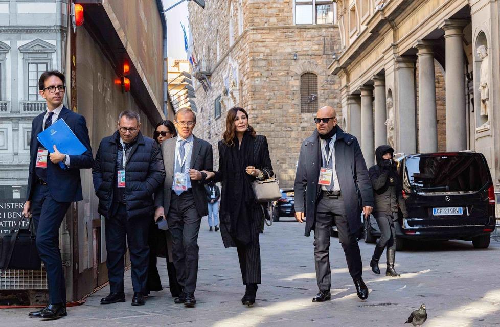 La ministra Daniela Santanchè accompagnata dai suoi collaboratori fuori dagli Uffizi
