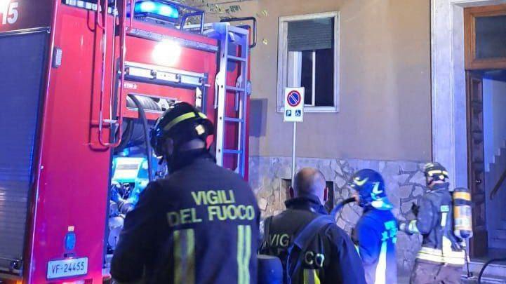 L'intervento dei vigili del fuoco in via Andreoli a Modena