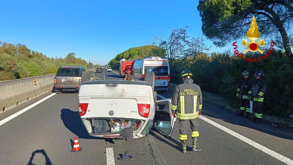 Auto si ribalta sulla 131, ferita una ragazza
