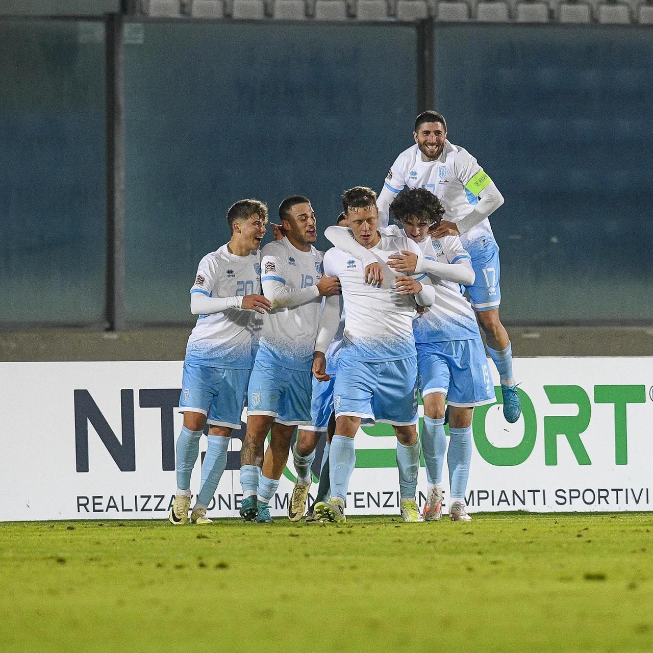 
	<strong>Nicola Nanni</strong> al centro festeggiato dai compagni

