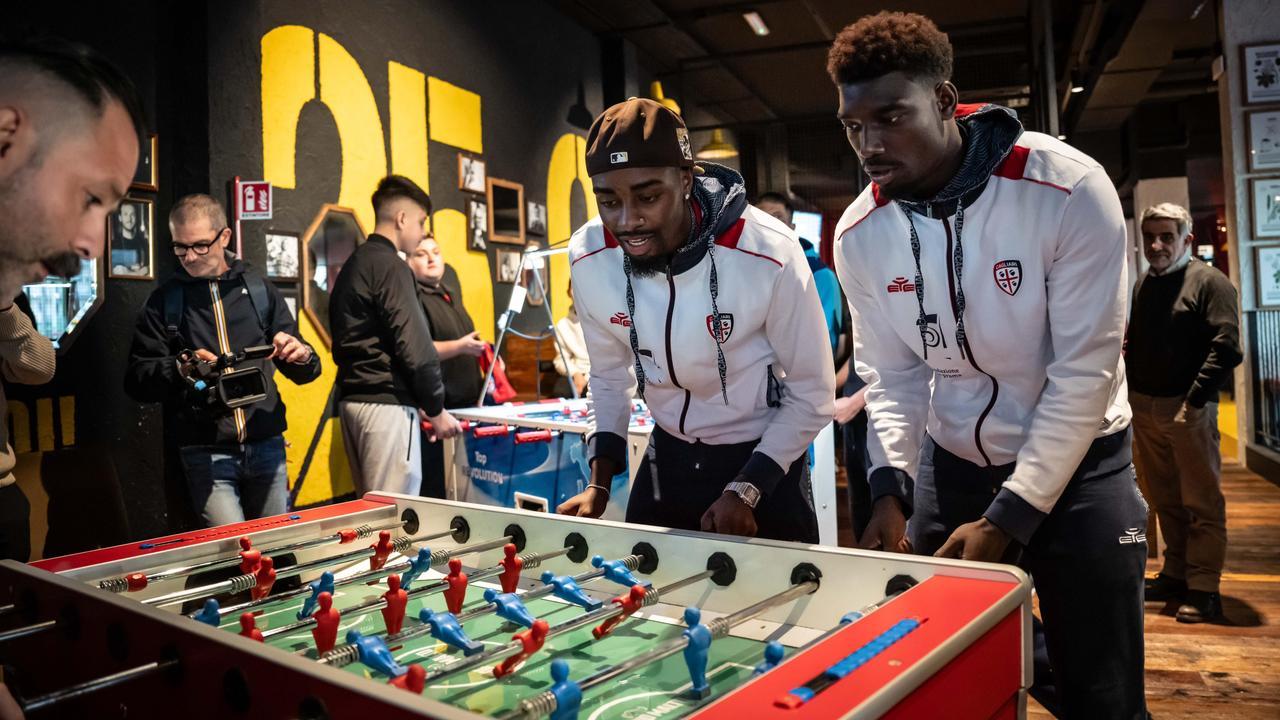 
	<strong>Adopo e Makoumbou</strong> alle prese con il calcio balilla

