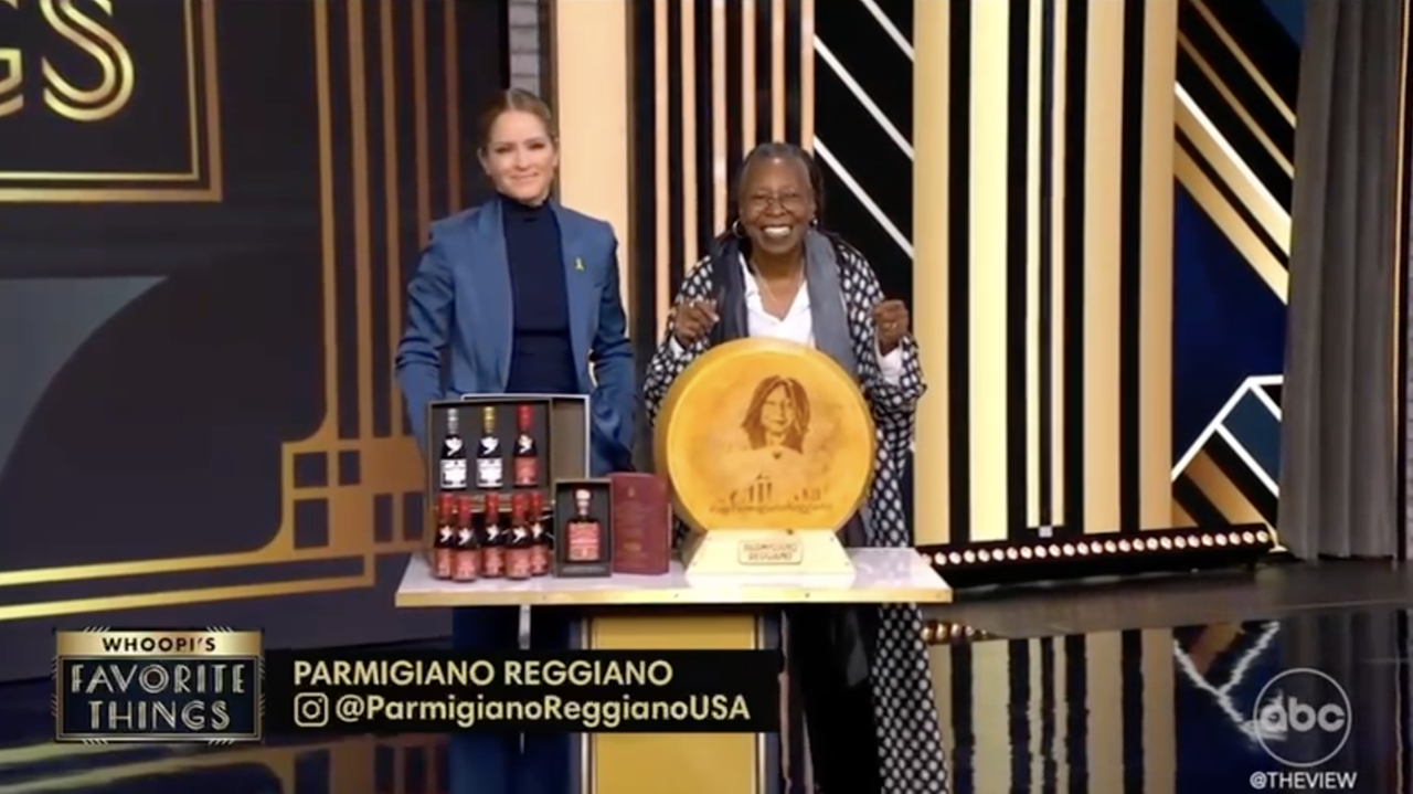 
	Whoopi Goldberg con la forma di Parmigiano Reggiano

