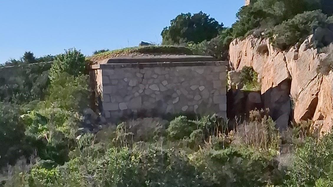 Il rudere di Guardia Vecchia dentro il quale è stato lasciato morire un cane