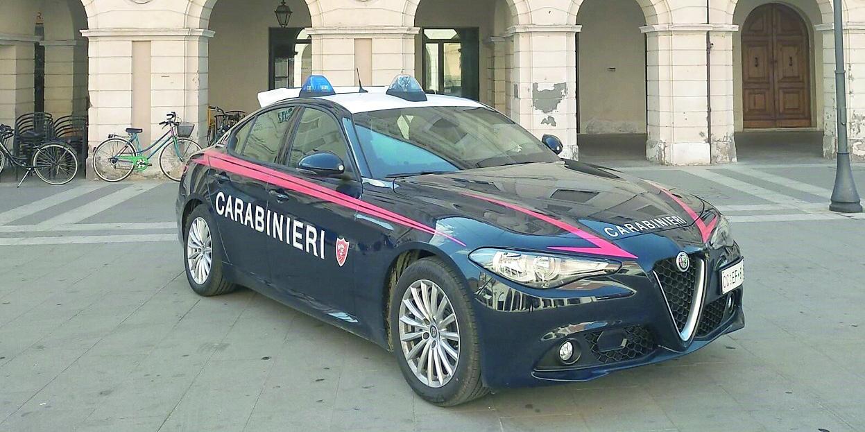 Entra ubriaco in un bar a Portomaggiore, non gli danno da bere e si spoglia