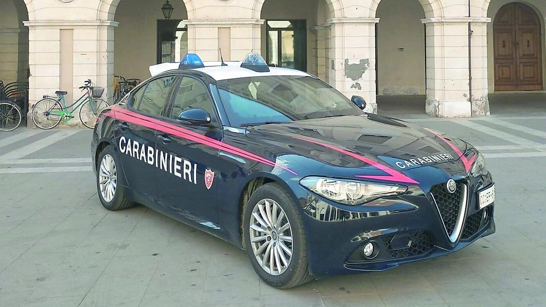 Entra ubriaco in un bar a Portomaggiore, non gli danno da bere e si spoglia