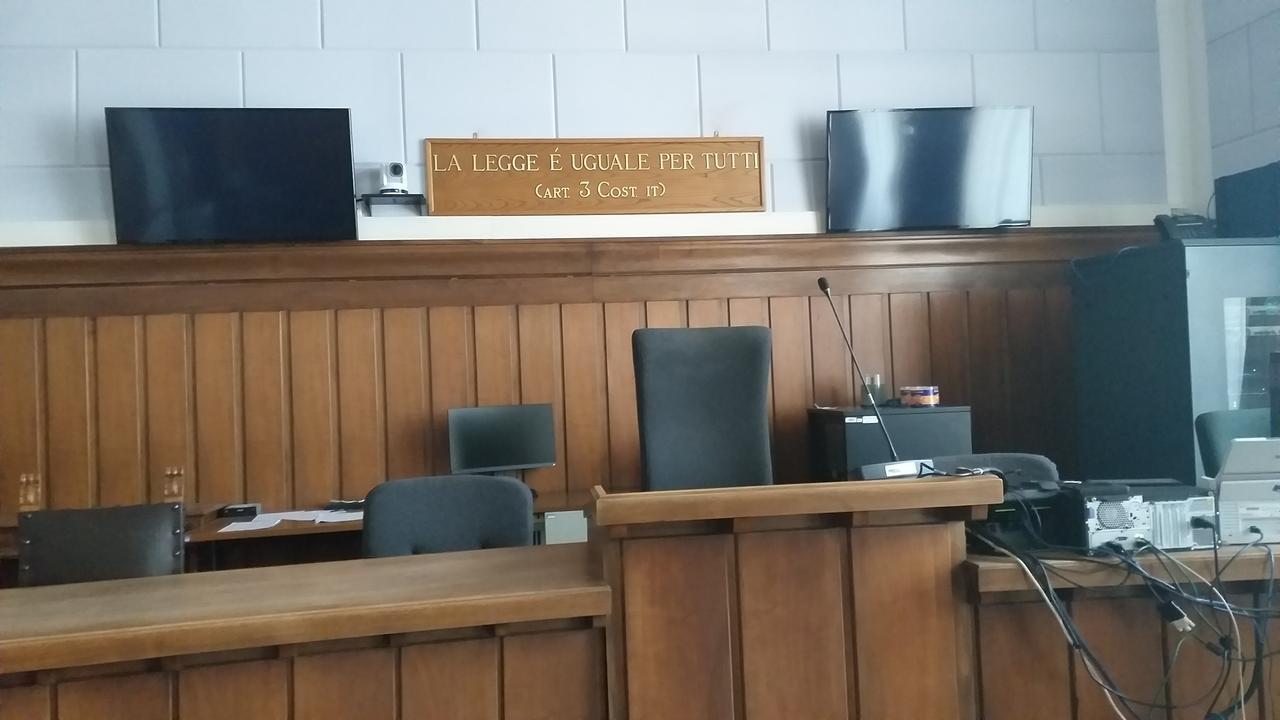 Grosseto, massacra a pugni in faccia il padre per una felpa: «Dormiamo con la porta chiusa a chiave»