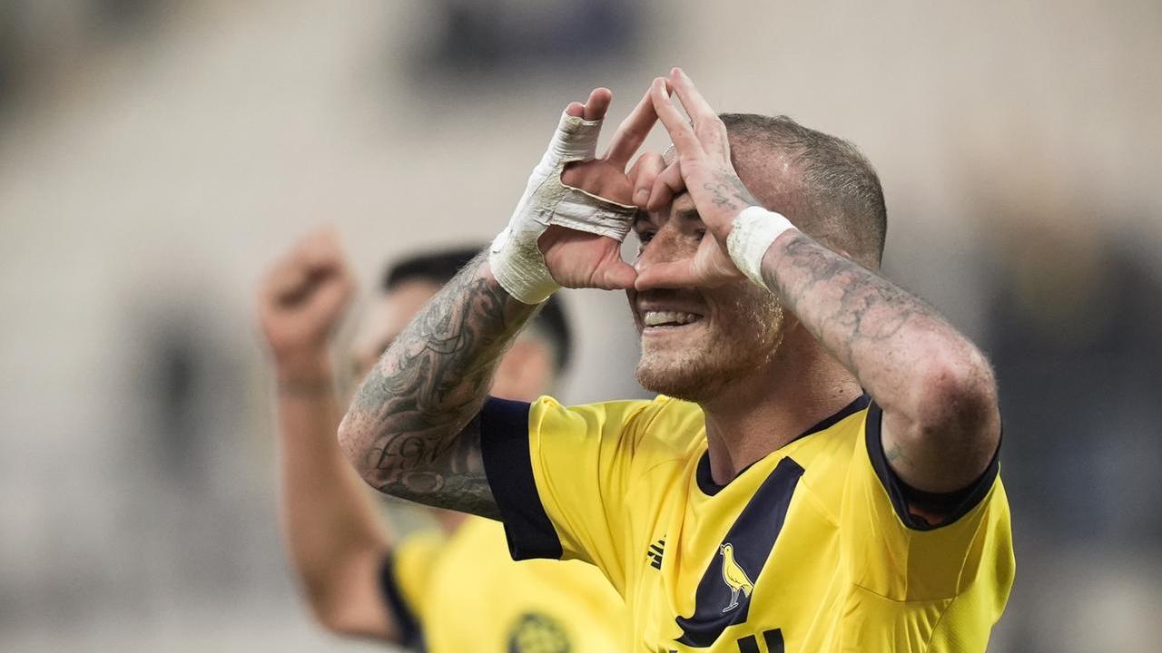 L'esultanza di Antonio Palumbo dopo il gol con la Carrarese