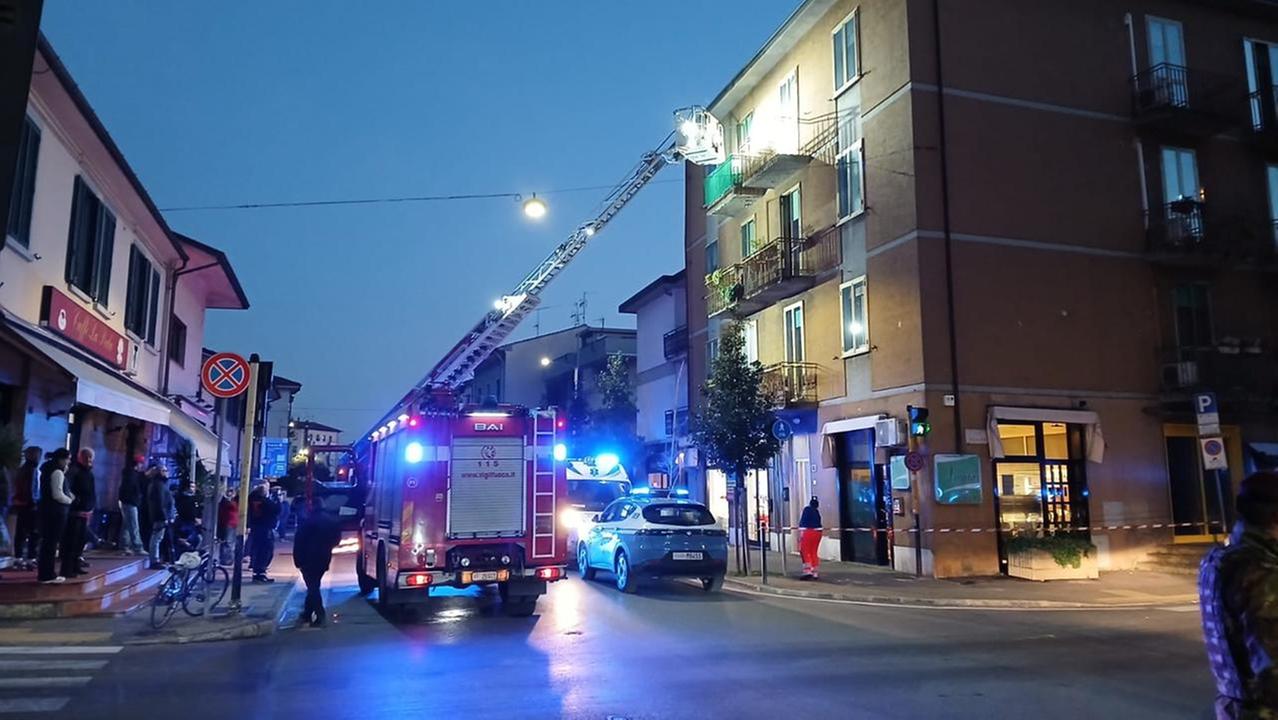 L'intervento delle forze dell'ordine in via Ferrucci