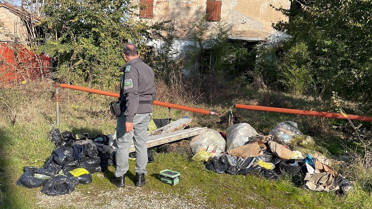 I sacchi di rifiuti abbandonati a Finale Emilia