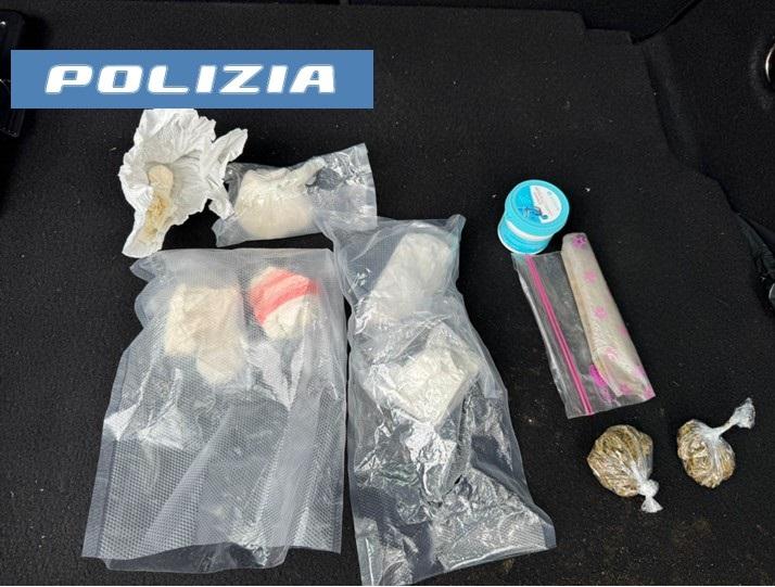 In casa 3 etti di cocaina e denaro contante: arrestato 42enne