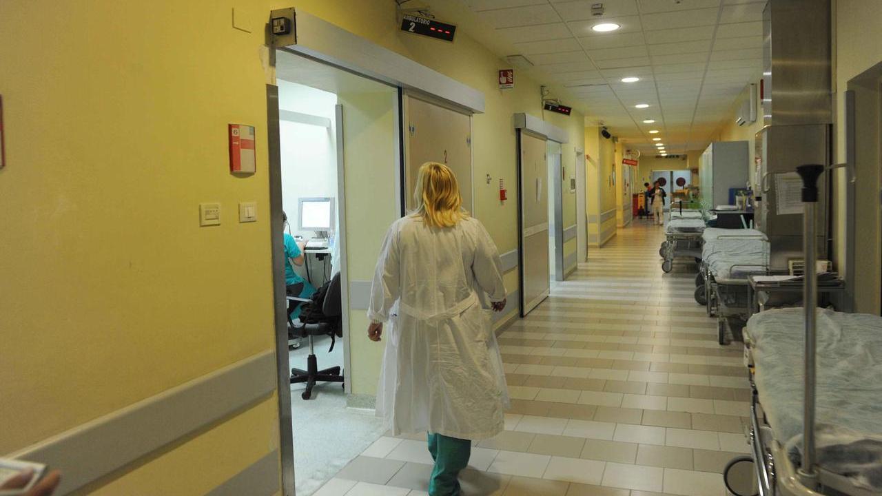 Toscana, aumenta la violenza contro medici e infermieri: sei volte su dieci la vittima è una donna