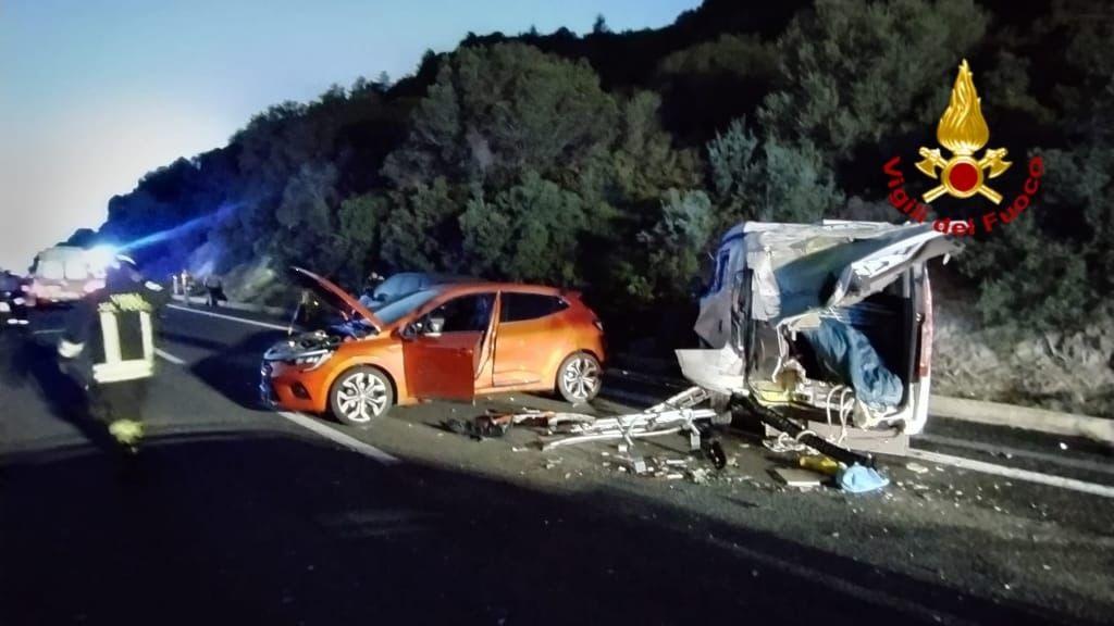 Scontro fra 3 auto, un camper e 2 moto: maxi incidente stradale con 11 feriti