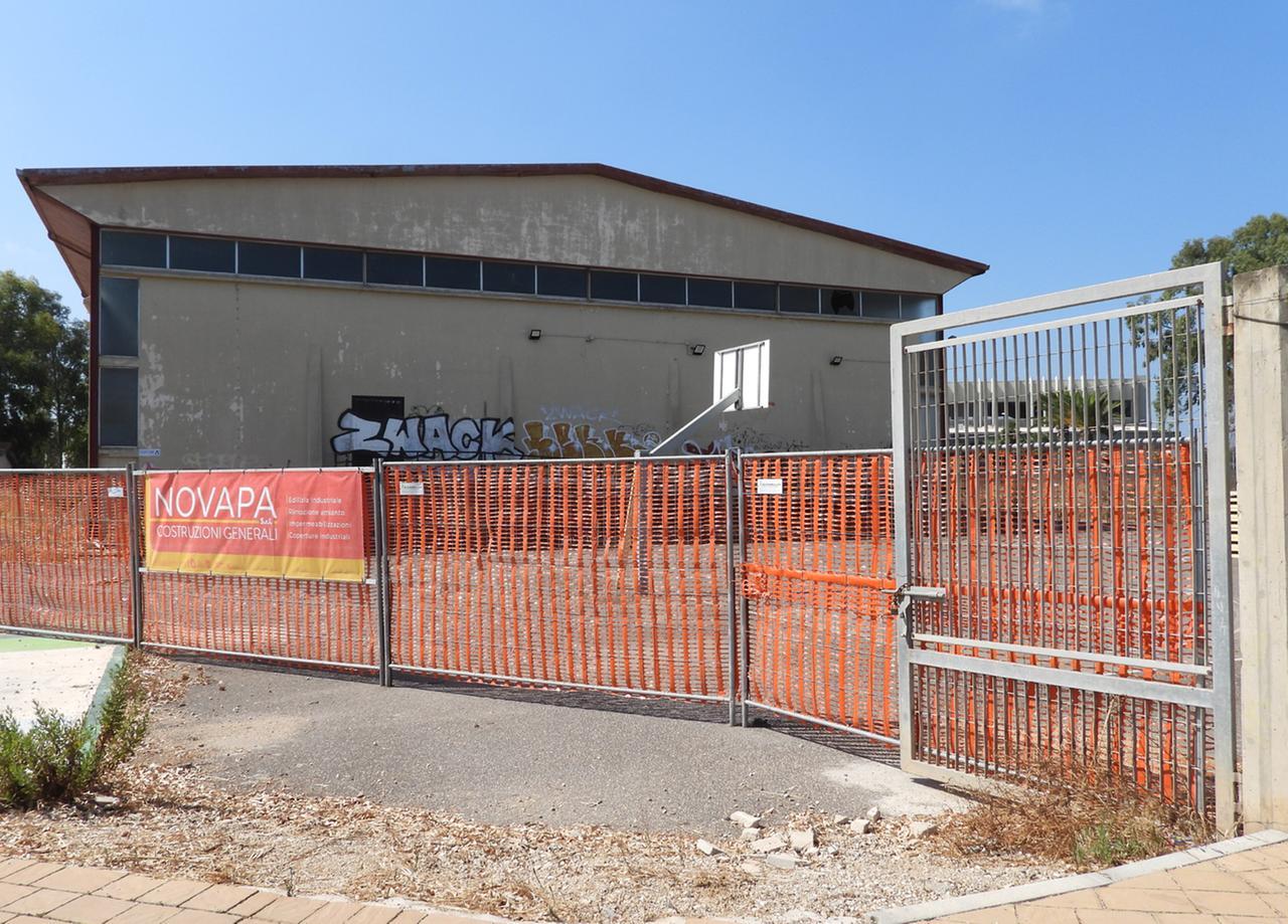 
	Il palasport di Sa Rodia dove si sta completando il rifacimento del tetto

