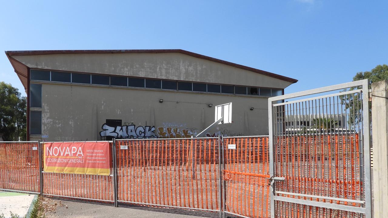 Il palasport di Sa Rodia dove si sta completando il rifacimento del tetto