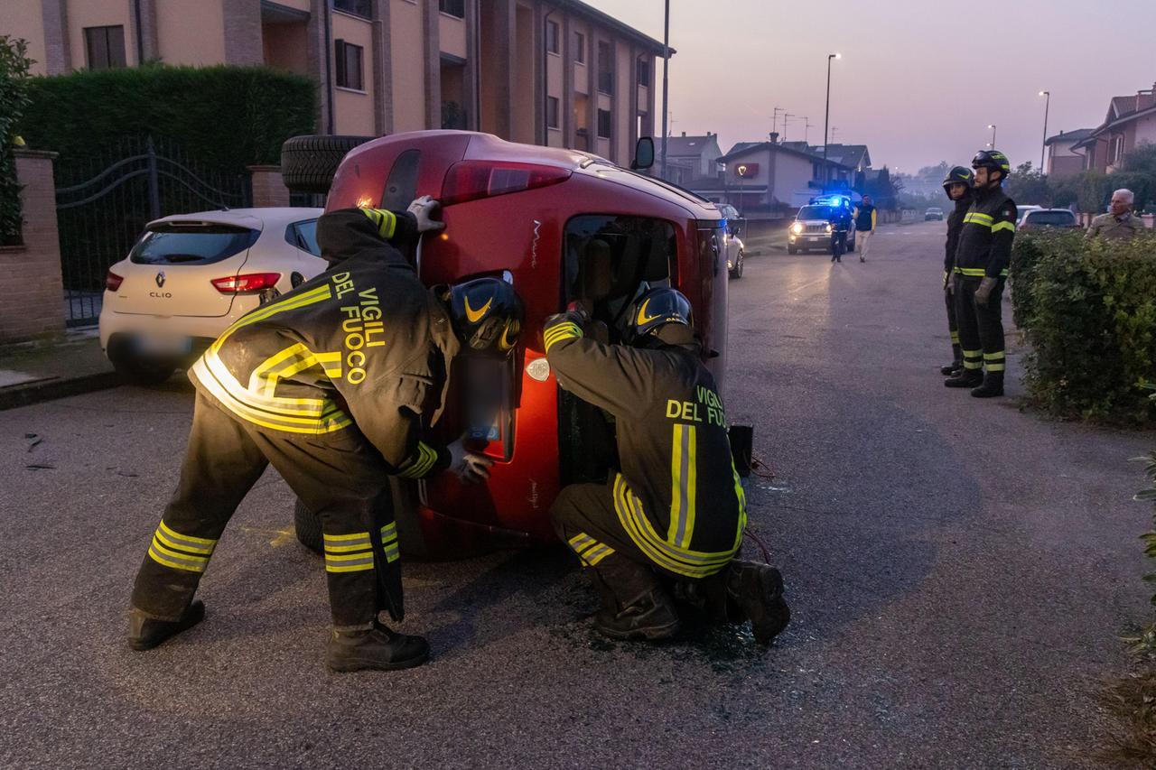 Poggio Renatico, bimbi rimangono chiusi nell’auto ribaltata