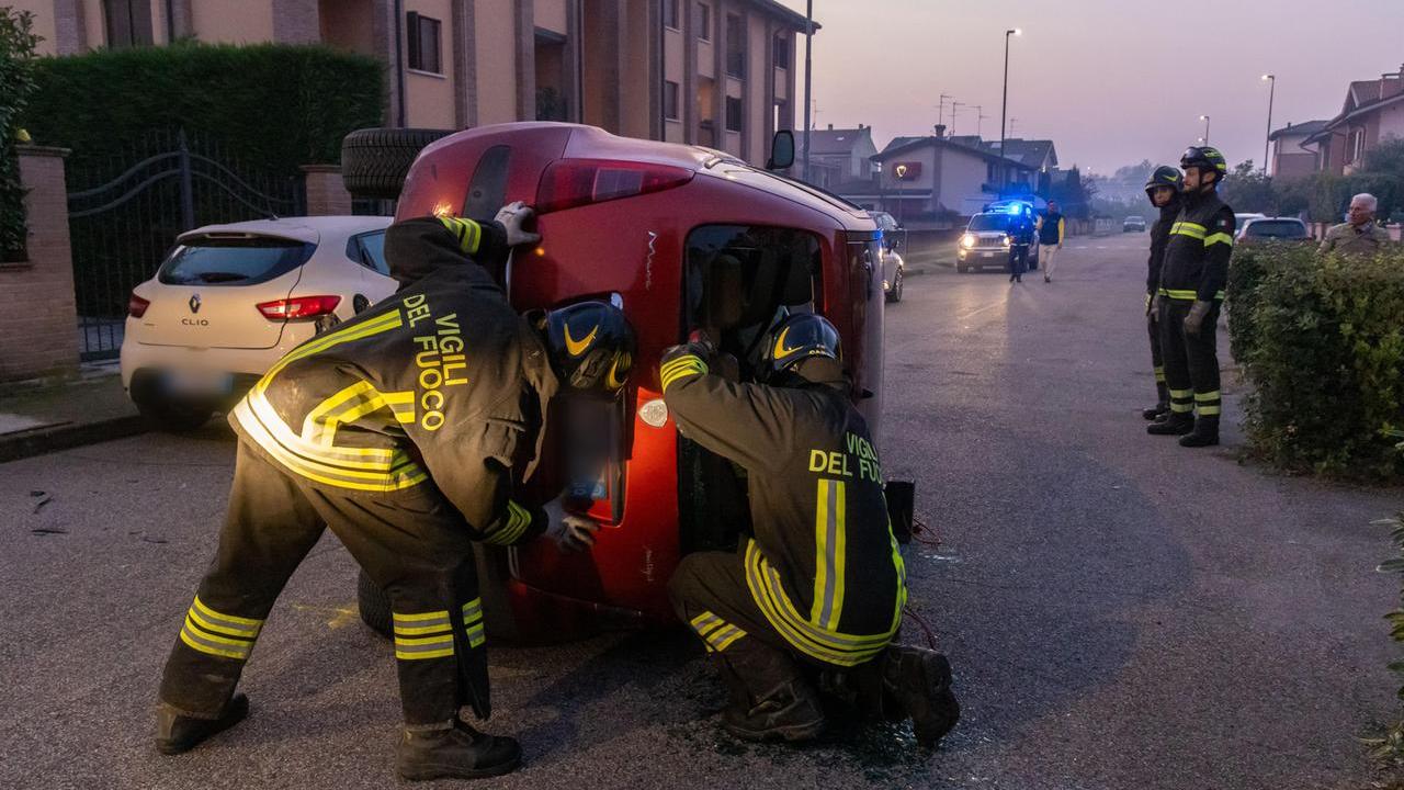 Poggio Renatico, bimbi rimangono chiusi nell’auto ribaltata