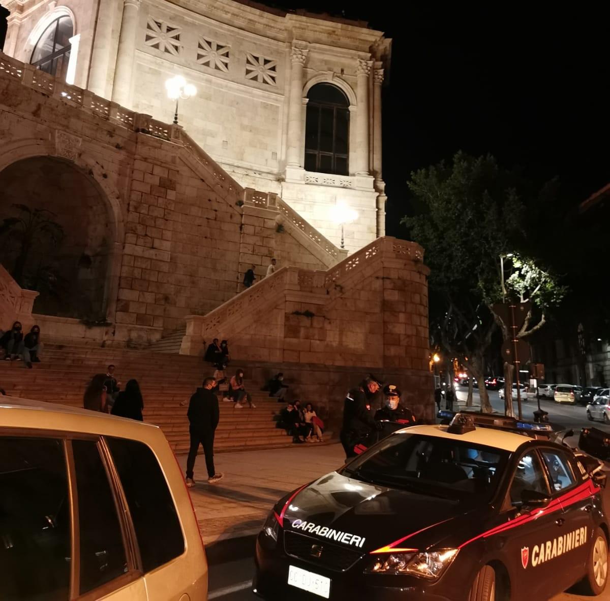 A cavalcioni sul parapetto per gettarsi nel vuoto: un giovane lo ferma, i carabinieri lo salvano