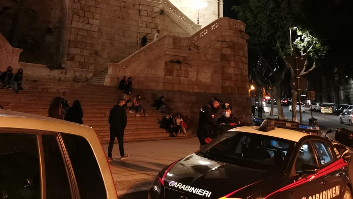 A cavalcioni sul parapetto per gettarsi nel vuoto: un giovane lo ferma, i carabinieri lo salvano