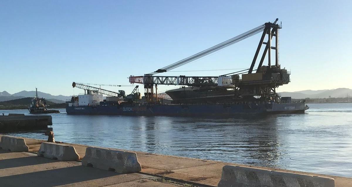 Da Olbia a Porto Torres il relitto del maxi yacht Atina