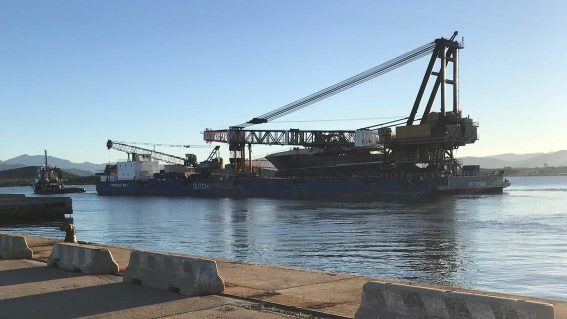 Da Olbia a Porto Torres il relitto del maxi yacht Atina