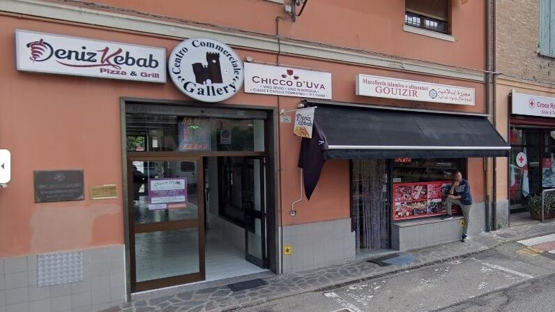 Ragazzini spruzzano spray urticante: intossicati negozianti e carabinieri