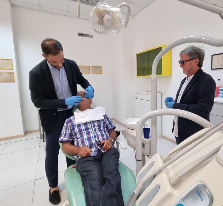 La Casa della Fraterna solidarietà diventa maggiorenne e installa la 1500esima dentiera 