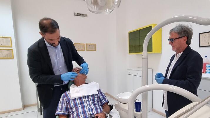 La Casa della Fraterna solidarietà diventa maggiorenne e installa la 1500esima dentiera