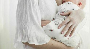 La madre ha un malore e il figlio di un anno precipita dal quarto piano: salvo