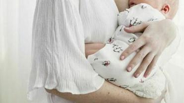 La madre ha un malore e il figlio di un anno precipita dal quarto piano: salvo