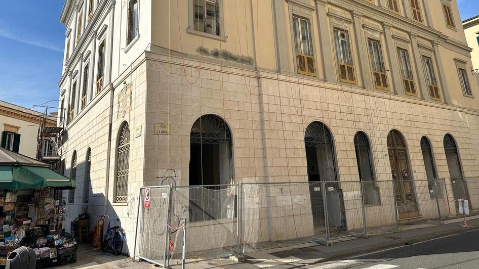 Il palazzo di via Cairoli all’angolo