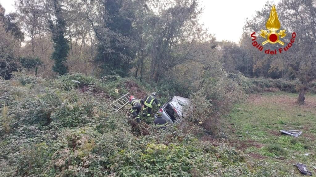 Con l’auto fuori strada, ragazzo estratto dalle lamiere e portato in ospedale