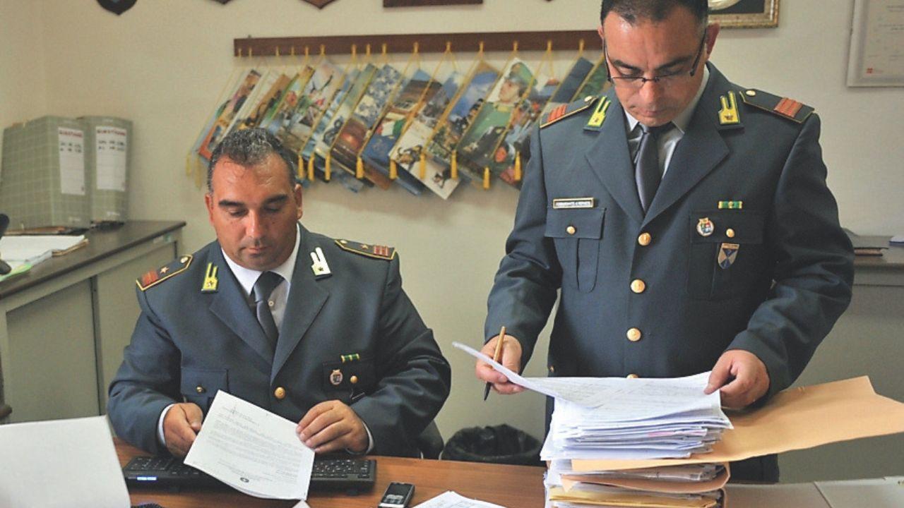 <br />
Due militari della guardia di finanza impegnati a controllare dei documenti di natura contabile (foto d’archivio)
