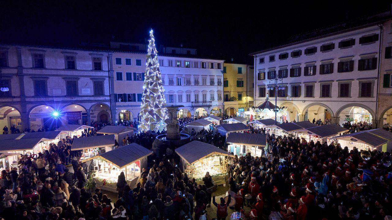 L’albero di Natale illuminato e i banchi in piazza (Foto Juri Autovino)