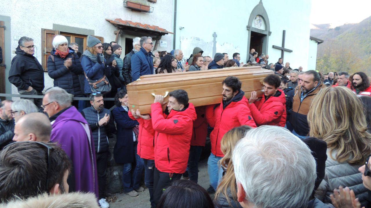 Il feretro portato fuori dalla chiesa e nelle due foto in basso la folla davanti alla pieve di Pian degli Ontani